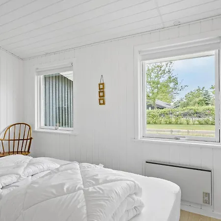 Dom wakacyjny 4 Bedroom Beautiful In