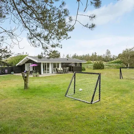 Dom wakacyjny 4 Bedroom Beautiful In Blokhus