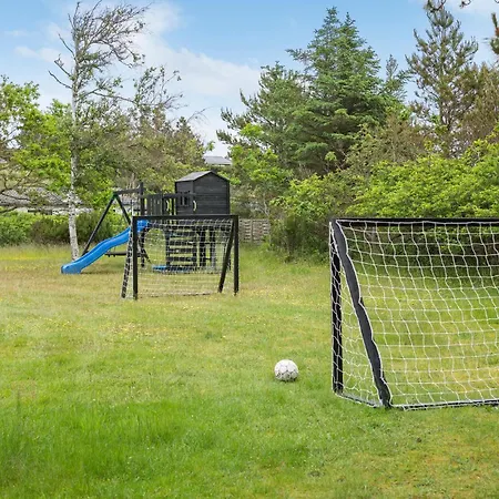 4 Bedroom Beautiful In Dom wakacyjny Blokhus